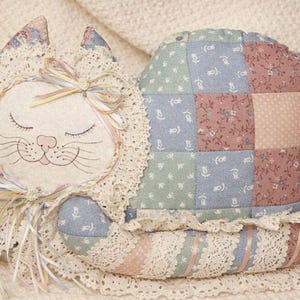 4 patrones de costura en PDF para cojines decorativos con diseño de gato. Descarga digital instantánea para uso inmediato. Decoración patchwork de los 80 con encaje patchwork de cuadros vichy y cinta zigzag.