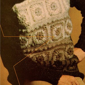 Puede incluir: Un su&eacute;ter marr&oacute;n con un dise&ntilde;o de crochet blanco. El su&eacute;ter tiene un patr&oacute;n texturizado con un motivo floral.