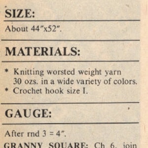 Może przedstawiać: Wz&oacute;r na szydełko na koc o wymiarach około 112 cm na 132 cm. Wz&oacute;r wykorzystuje wł&oacute;czkę o średniej grubości w r&oacute;żnych kolorach i szydełko o rozmiarze I. Wz&oacute;r zawiera instrukcje do wykonania kwadratu babci.