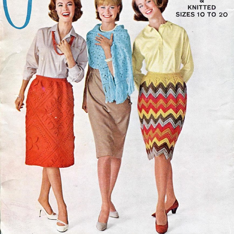 Peut inclure: Illustration de mode vintage avec trois femmes en tenues &eacute;l&eacute;gantes. L'une porte une jupe rouge &agrave; motifs floraux, une autre un ch&acirc;le bleu et la troisi&egrave;me une jupe &agrave; chevrons. L'image provient d'un magazine avec du texte indiquant les tailles 10 &agrave; 20.