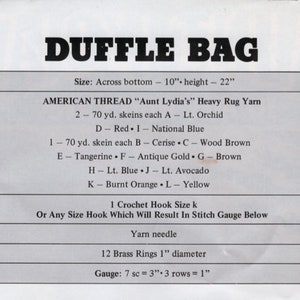 K&ouml;nnte beinhalten: Ein schwarz-wei&szlig;es Anleitungsblatt zum H&auml;keln einer Reisetasche. Die Anleitung listet die ben&ouml;tigten Materialien auf, darunter American Thread "Aunt Lydia's" Heavy Rug Yarn in verschiedenen Farben, eine H&auml;kelnadel der Gr&ouml;&szlig;e k, eine Wollnadel und 12 Messingringe mit einem Durchmesser von 2,5 cm. Die Maschenprobe betr&auml;gt 7 feste Maschen f&uuml;r 7,6 cm und 3 Reihen f&uuml;r 2,5 cm.