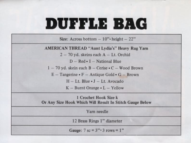 K&ouml;nnte beinhalten: Ein schwarz-wei&szlig;es Anleitungsblatt zum H&auml;keln einer Reisetasche. Die Anleitung listet die ben&ouml;tigten Materialien auf, darunter American Thread "Aunt Lydia's" Heavy Rug Yarn in verschiedenen Farben, eine H&auml;kelnadel der Gr&ouml;&szlig;e k, eine Wollnadel und 12 Messingringe mit einem Durchmesser von 2,5 cm. Die Maschenprobe betr&auml;gt 7 feste Maschen f&uuml;r 7,6 cm und 3 Reihen f&uuml;r 2,5 cm.