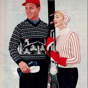 Peut inclure: Image vintage d'un couple en tenue d'hiver, posant avec des skis. L'homme porte un pull bleu marine avec un motif de montagne et de skieur blanc, une casquette rouge et un pantalon noir. La femme porte un pull rayé blanc et rouge, un bonnet assorti et des moufles rouges.