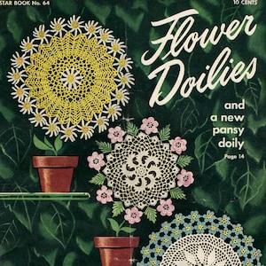 Op de afbeelding: Een vintage boekomslag met drie gehaakte doilies in de vorm van bloemen. De doilies zijn geel, wit en blauw en zijn in een rij op een groene achtergrond gerangschikt. De titel van het boek is "Flower Doilies" en de tekst "and a new pansy doily" staat onder de titel. Het boek is getiteld "Star Book No. 64" en "10 CENTS" staat in de rechterbovenhoek.