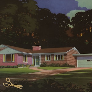 Pu&ograve; includere: Una casa suburbana rosa e marrone con un garage per un'auto. La casa ha una porta e finestre verdi. La casa &egrave; circondata da erba verde e alberi.