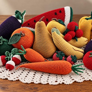 Puede incluir: Una colección de frutas y verduras de ganchillo que incluye una berenjena morada, naranja, tomate verde, rábanos rojos, zanahorias, una pera, un plátano amarillo, una rodaja de sandía, bayas rojas, un pimiento amarillo y un tomate rojo.