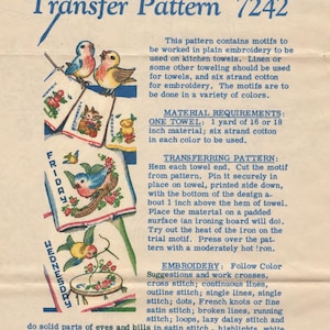 Puede incluir: Una hoja de patrón de transferencia de bordado vintage 7242 con texto azul e ilustraciones coloridas de pájaros y flores en paños de cocina. El documento incluye instrucciones detalladas sobre los requisitos de material, incluyendo 1 yarda de tela de 16 o 18 pulgadas, y métodos para transferir diseños y puntos de bordado.