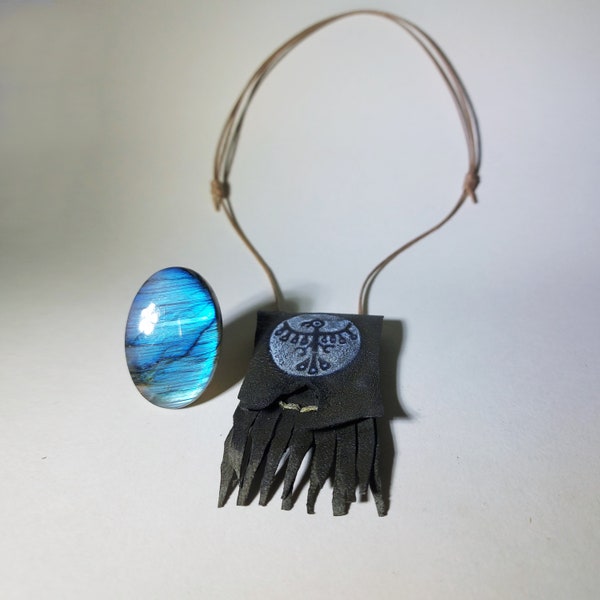 Collier de sac chaman pierre Labradorite bleue et cuir