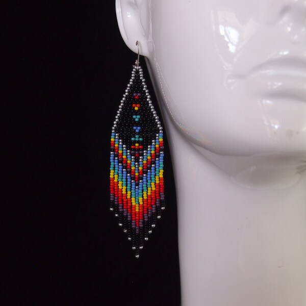 Boucles d'oreilles franges en perles de rocaille en verre tchèques : perlage à chevrons arc-en-ciel