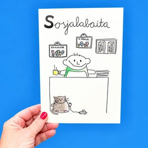 Bild von Sozialarbeiter, DinA5 Karte mit Titel aus Kindermunde: Sosjalabaita. Verspielte nini san Illustration eines Sozialarbeiters hinter einem Schriebtisch mit Akten und Familienbildern an der Wand. Vor dem Schreibtisch hält eine Katze eine Maus an einer Schnur. Bild wird von meiner Hand gehalten. Echtes nini san Produkt, echte Hand, Hintergrundfarbe mit KI erstellt