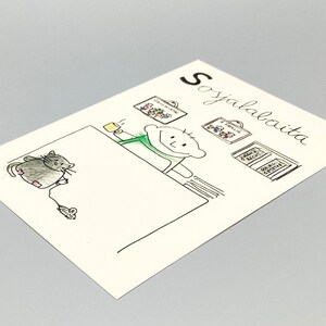 Peut inclure: Une carte rectangulaire blanche avec un dessin au trait &agrave; l'encre noire repr&eacute;sentant une personne tenant une tasse jaune, un chat gris jouant avec une souris jouet et des cadres muraux. Le texte Sosjalabaita est imprim&eacute; en noir en haut &agrave; droite.
