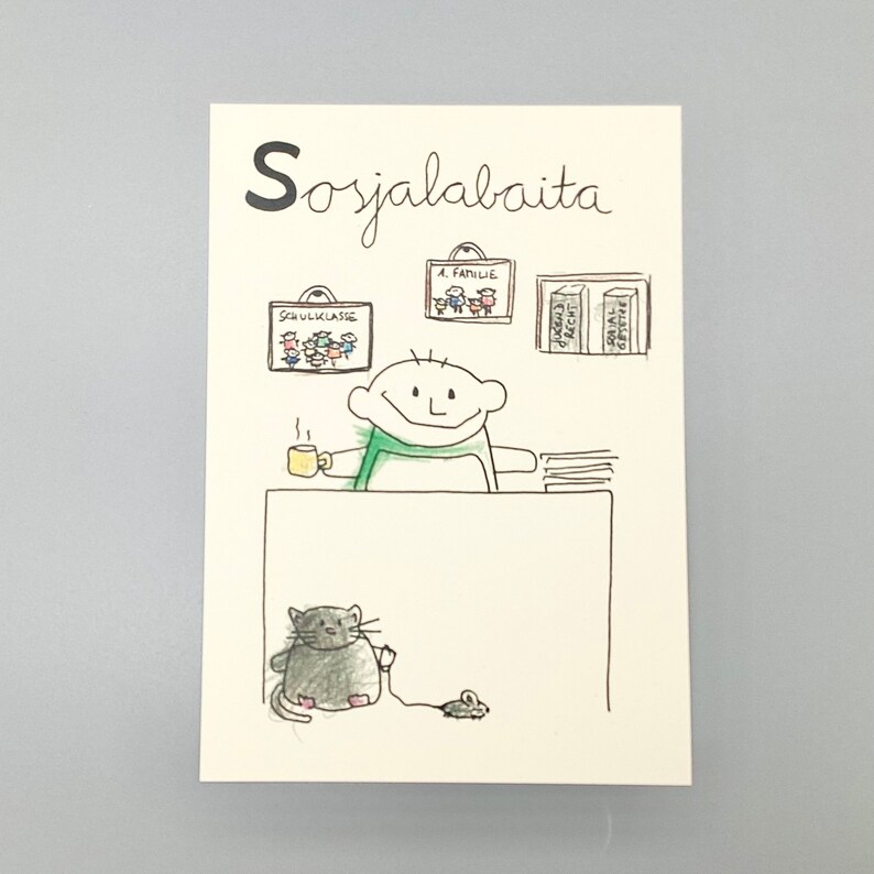 Peut inclure: Une carte de v&oelig;ux blanche avec un dessin au trait &agrave; l'encre noire repr&eacute;sentant un personnage souriant assis &agrave; un bureau avec une tasse jaune et une pile de papiers. Sous le bureau, un chat gris tient une ficelle attach&eacute;e &agrave; une petite souris.