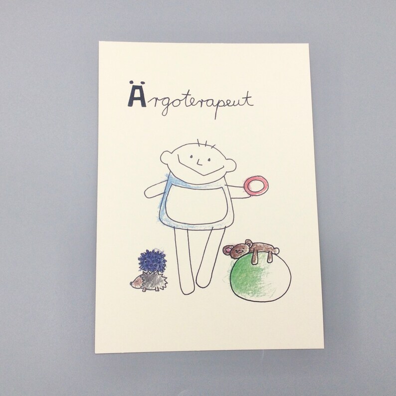 May include: A hand-drawn illustration of a child holding a red ring, with a blue shirt and a green ball with a brown teddy bear on top. The text "&Aring;rgoterapeut" is written above the child.