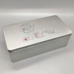 First aid box for family doctor/tin can as a medicine cabinet/metal can for medicines and plasters as first aid for small emergencies at home