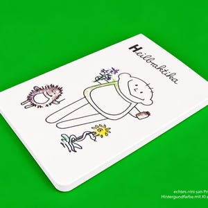 Könnte beinhalten: Ein weißes rechteckiges Schild mit einer schwarzen Strichzeichnung einer Person, die Blumen und ein kleines Glas hält, begleitet von einem Igel und einer Schlange neben einer gelben Sonne. Der Text "Heilpraktika" ist oben rechts schwarz aufgedruckt.