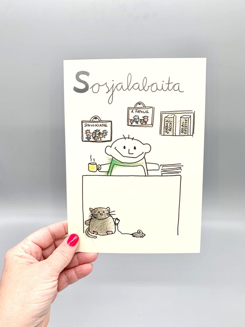 Peut inclure: Une carte de v&oelig;ux blanche avec une illustration dessin&eacute;e &agrave; la main repr&eacute;sentant une personne assise &agrave; un bureau avec une tasse de caf&eacute;, un chat et une souris. Le texte 'Sosjalabaita' figure en haut, avec des dessins encadr&eacute;s sur le mur.