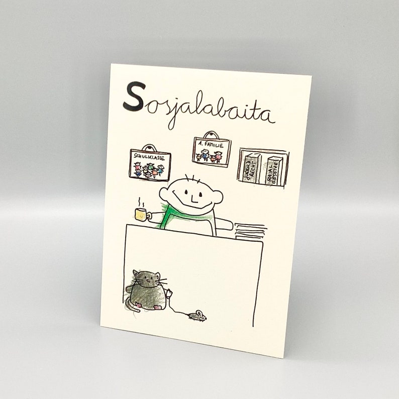 Bild mit Zeichnnung und männliccher Figur als Sozialarbeiter. nini san Junge an einem Schreibtisch mit Aktenstapel und Tasse in der Hand.Im Hintergrund Bilder von Schulklasse und Familie, Regal mit Aktenordner. Vorne Katze mit Maus an einer Leine.
