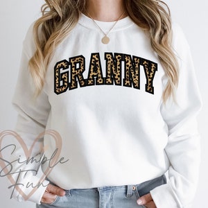 Könnte beinhalten: Weißer Pullover mit einem Leopardenmuster "Granny".