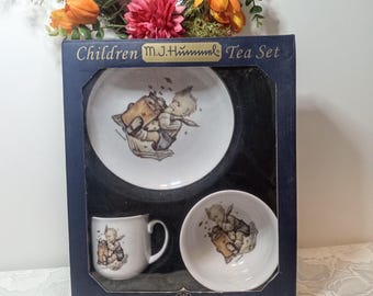 Conjunto de louça infantil vintage M.I. Hummel, conjunto de chá, prato, tigela e xícara.