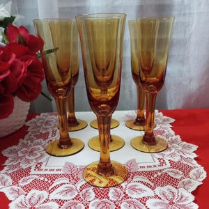 Vintage amberkleurige gecanneleerde bekers cocktailglazen set van acht