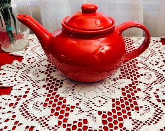 Tetera vintage roja de World Market con tapa