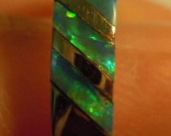 Solid 18ct inlaid natural opal ring.
