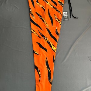 wrestling professionistico, cosplay, collant da uomo, pantaloni arancioni con stampa di fulmini. Taglia L immagine 2