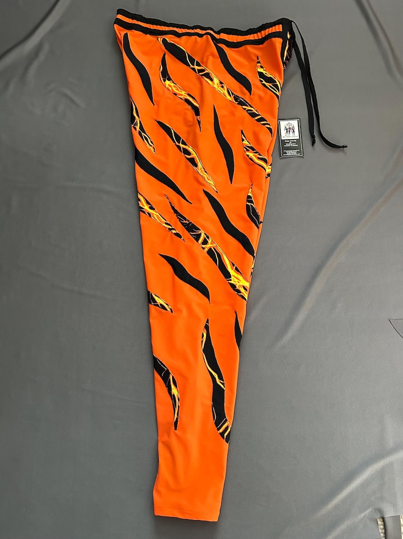 wrestling professionistico, cosplay, collant da uomo, pantaloni arancioni con stampa di fulmini. Taglia L immagine 2