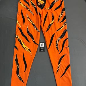 wrestling professionistico, cosplay, collant da uomo, pantaloni arancioni con stampa di fulmini. Taglia L immagine 1