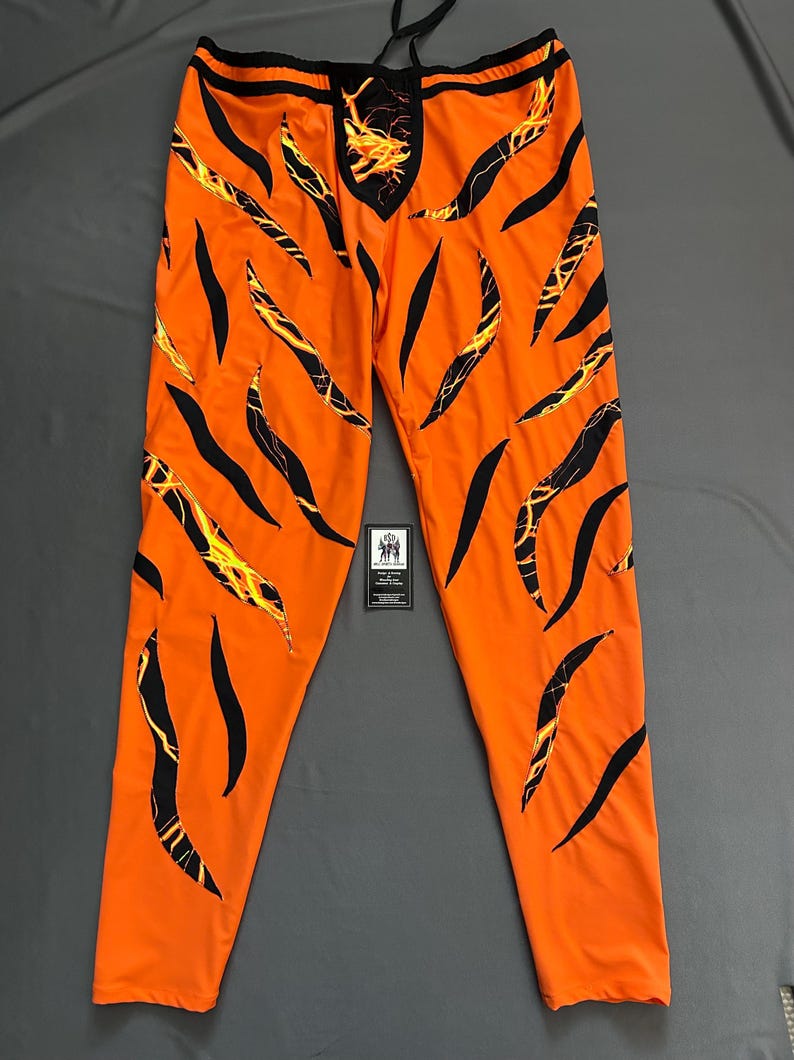 wrestling professionistico, cosplay, collant da uomo, pantaloni arancioni con stampa di fulmini. Taglia L immagine 1