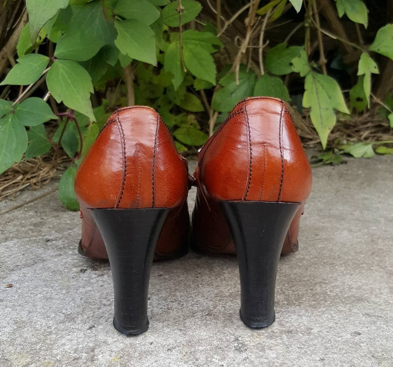 UK Size 4-4.5. Vintage 1940/'s Russell and Bromley High Heel Court Shoe with Fringe