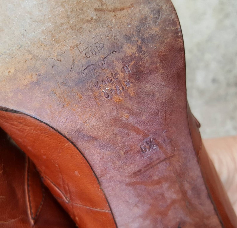 UK Size 4-4.5. Vintage 1940/'s Russell and Bromley High Heel Court Shoe with Fringe