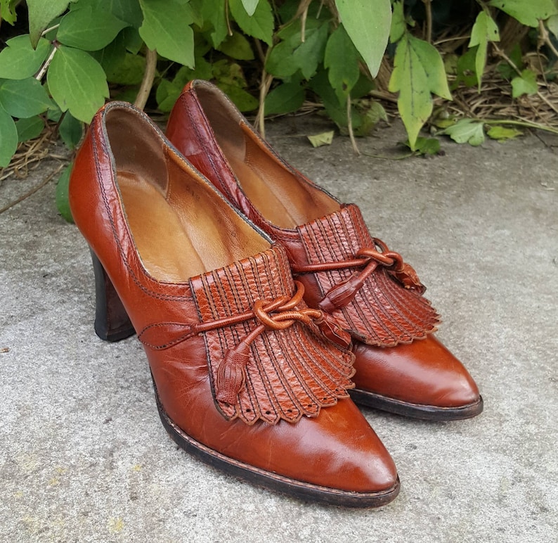 UK Size 4-4.5. Vintage 1940/'s Russell and Bromley High Heel Court Shoe with Fringe