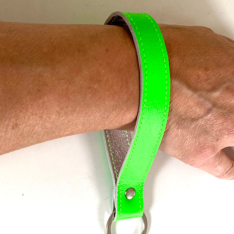Schlüsselband Neon grün mit Silber innen, Echtleder 17 cm Schlaufe Schlüssel Handschlaufe Bild 4