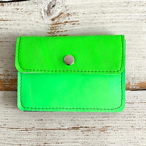 Cartera verde neón con 5 compartimentos fabricada en piel