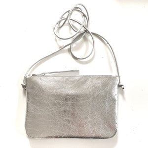 Umhängetasche Silber aus Leder mit grauem Lederband für Party oder Urlaub, Länge verstellbar