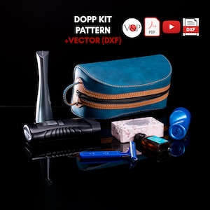 Könnte beinhalten: Eine tealfarbene Leder-Toilette-Tasche mit braunen Lederverzierungen und einem Reißverschluss. Die Tasche ist von Toilettenartikeln umgeben, darunter ein Rasierer, eine Flasche Flüssigkeit und eine Seife.