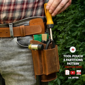 Puede incluir: Una bolsa de herramientas de cuero marrón con cinco compartimentos, sujeta a un cinturón de cuero marrón. La bolsa contiene herramientas como un martillo, unos alicates y un destornillador. El texto "TOOL POUCH 5 PARTITIONS PATTERN" es visible.
