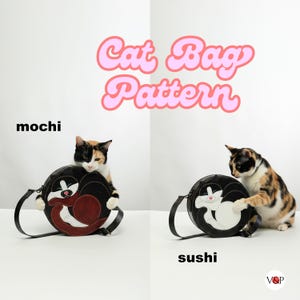 Op de afbeelding: Twee ronde zwarte katvormige tassen met schouderbanden, een met een bruin en rood ontwerp en de andere met een wit ontwerp. De tassen worden door katten vastgehouden. De tekst "Cat Bag Pattern" staat boven de tassen.