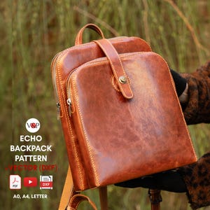 Peut inclure: Un sac à dos en cuir marron avec une fermeture à rabat et une poche zippée à l'avant. Le sac à dos a une poignée supérieure et des bretelles réglables. Le texte "ECHO BACKPACK PATTERN VECTOR (DXF)" est imprimé sur l'image. Le texte "PDF, DXF, AO, A4, LETTER" est également imprimé sur l'image.