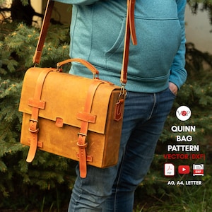 Puede incluir: Un bolso mensajero de cuero marrón claro con una correa para el hombro, dos correas delanteras con hebillas y un asa superior. El bolso tiene el texto "QUINN BAG PATTERN VECTOR (DXF)" e iconos PDF, YouTube y DXF.