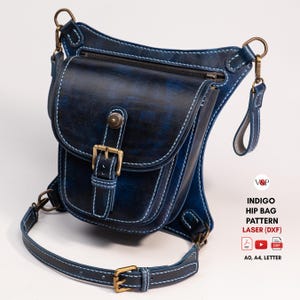 Może przedstawiać: Niebieska skórzana torba biodrowa z białymi przeszyciami i mosiężnym osprzętem. Torba ma zapięcie na klapę z klamrą, kieszeń na zamek i regulowany pasek. Na torbie widnieje napis "INDIGO HIP BAG PATTERN LASER (DXF)".
