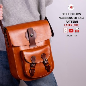 Könnte beinhalten: Eine braune Leder-Umhängetasche mit Klappe und Vordertasche. Die Tasche hat einen Schulterriemen und Schnallenverschlüsse. Der Text "FOX HOLLOW MESSENGER BAG PATTERN LASER (DXF)" ist sichtbar.