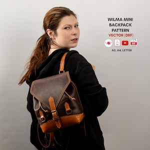 Puede incluir: Una mochila Wilma Mini de cuero marrón y beige con cierre de hebilla y cordón. La bolsa tiene una solapa superior y correas ajustables. El texto en la imagen dice "WILMA MINI BACKPACK PATTERN VECTOR (DXF)".