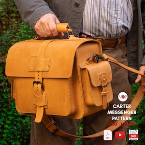 Peut inclure: Un sac messager en cuir tanné avec une fermeture à rabat, une boucle et une poche avant. Le sac a une bandoulière en cuir marron et une poignée. Le sac est étiqueté "Carter Messenger Pattern +DXF (LASER)" et comporte des icônes pour PDF, un bouton de lecture et DXF.