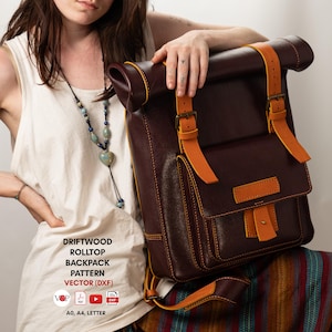 Puede incluir: Una mochila rolltop de cuero marrón con correas y detalles en naranja. La bolsa tiene un bolsillo frontal rectangular y una parte superior enrollada asegurada con hebillas. El texto "DRIFTWOOD ROLLTOP BACKPACK PATTERN VECTOR (DXF)" es visible.