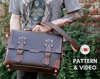 Könnte beinhalten: Eine braune Ledertasche mit einem Riemen und Schnallen. Die Tasche hat eine Klappe mit einem Schnallenverschluss. Die Tasche ist aus hochwertigem Leder gefertigt und hat einen Vintage-Look. Die Tasche wird von einer Person mit einem Tattoo am Arm gehalten. Der Text "V&P PATTERN & VIDEO" ist im Bild sichtbar.