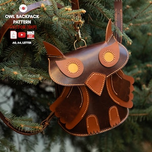 Op de afbeelding: Een bruin lederen uil rugzakpatroon. Het patroon is voor een kleine rugzak met een klep en een ritssluiting. Het patroon is beschikbaar in PDF en DXF-formaten. Het patroon is beschikbaar in A0, A4 en Letter formaten.