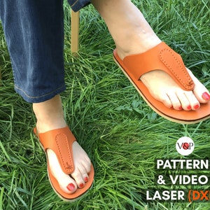 Könnte beinhalten: Ein Paar orangefarbene Ledersandalen mit einem Zehensteg. Die Sandalen befinden sich auf einer grasbewachsenen Oberfläche. Der Text "PATTERN & VIDEO LASER (DXF)" ist im Bild sichtbar.