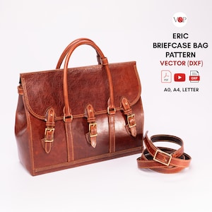 Op de afbeelding: Een bruine leren aktetas met een handvat aan de bovenkant en drie gespsluitingen. Een bijpassende schouderriem ligt opgerold naast de tas. De tekst "ERIC BRIEFCASE BAG PATTERN VECTOR (DXF)" is zichtbaar.